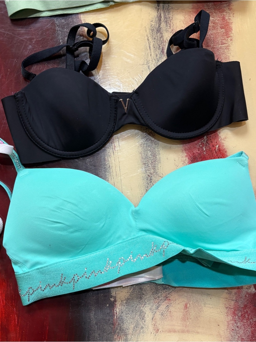 Lot of 7 Victoria’s secret/Pink bras - smaller sizes - Picture 3 of 6